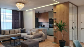 TAM Komuna e Parisit Luxury Apartment w/ Terrace
